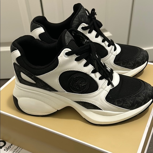 Michael Kors Zuma Empire Signature Logo and Mesh Trainer 8.5
Excellent condition - Picture 5 of 8